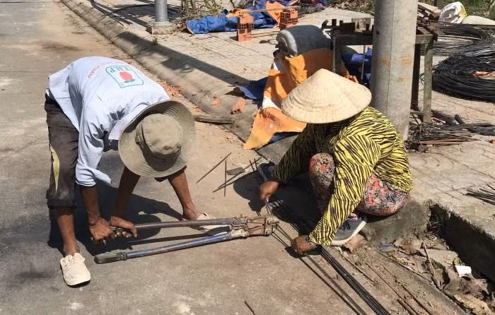 Được một thời gian, hai người tổ chức cưới. Lập gia đình, Hiệp quyết định quay về quê vợ ở thị xã Hồng Lĩnh (Hà Tĩnh) sinh sống. Tại đây, bố mẹ chị T đã chia cho hai người một miếng đất kế bên để xây căn nhà nhỏ. Từ ngày có gia đình, Hiệp chăm chỉ làm ăn bằng nghề phụ hồ. Cả hai có với nhau 4 người con. Hiệp chưa một lần nhắc lại câu chuyện cũ của mình. (Ảnh minh họa, nguồn internet)