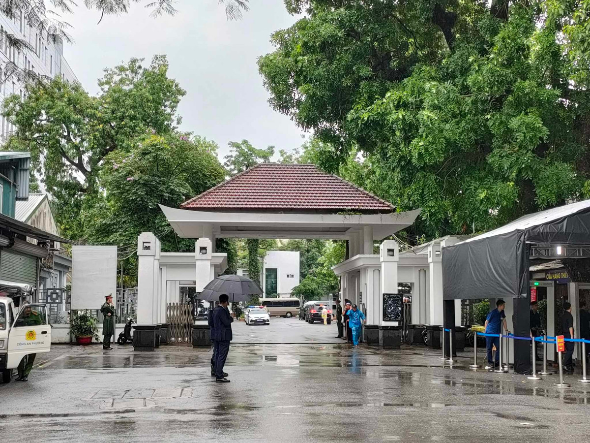 Bên ngoài nhà tang lễ số 5 Trần Thánh Tông an ninh được thắt chặt.