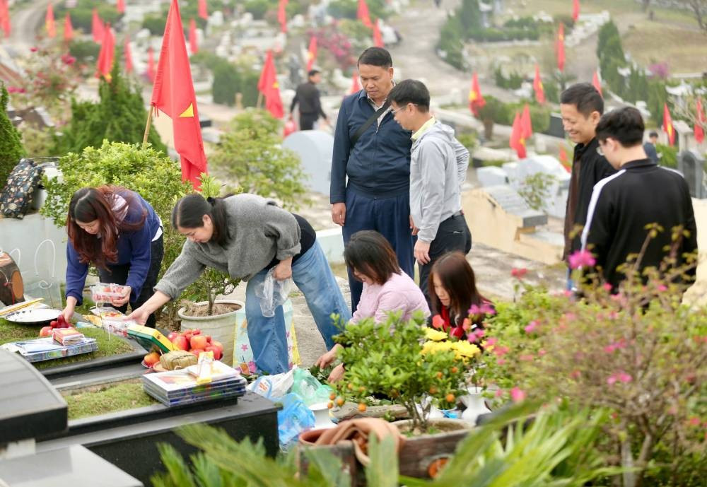 Trong nhịp sống hiện đại, dù cuộc sống ngày càng bận rộn, phong tục tạ mộ vẫn được nhiều gia đình gìn giữ, phát huy, góp phần nuôi dưỡng những giá trị đạo đức, văn hóa tốt đẹp của dân tộc.