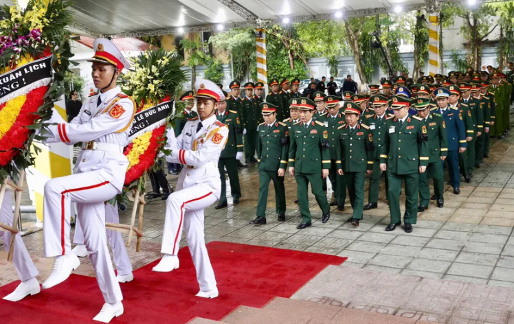 Đoàn Quân ủy Trung ương, Bộ Quốc phòng do Đại tướng Phan Văn Giang, Ủy viên Bộ Chính trị, Phó Bí thư Quân ủy Trung ương, Bộ trưởng Bộ Quốc phòng làm Trưởng đoàn vào viếng nguyên Chủ tịch nước Trần Đức Lương và chia buồn cùng gia quyến.