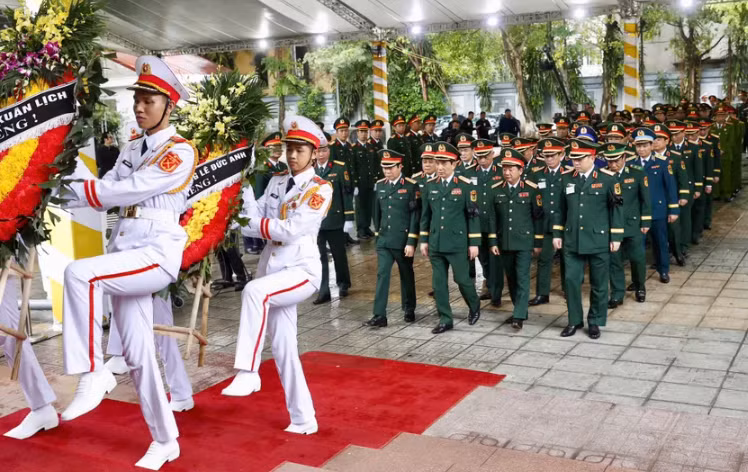 Đoàn Quân ủy Trung ương, Bộ Quốc phòng do Đại tướng Phan Văn Giang, Ủy viên Bộ Chính trị, Phó Bí thư Quân ủy Trung ương, Bộ trưởng Bộ Quốc phòng làm Trưởng đoàn vào viếng nguyên Chủ tịch nước Trần Đức Lương và chia buồn cùng gia quyến.