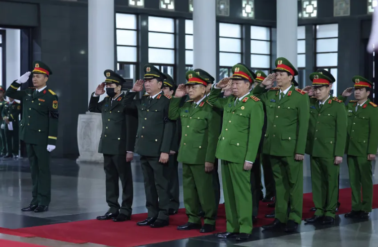 Đoàn Đảng ủy Công an Trung ương, Bộ Công an do Thượng tướng Trần Quốc Tỏ, Ủy viên Trung ương Đảng, Phó Bí thư Đảng ủy Công an Trung ương, Thứ trưởng Bộ Công an làm Trưởng đoàn vào viếng nguyên Chủ tịch nước Trần Đức Lương và chia buồn cùng gia quyến. Ảnh: VGP