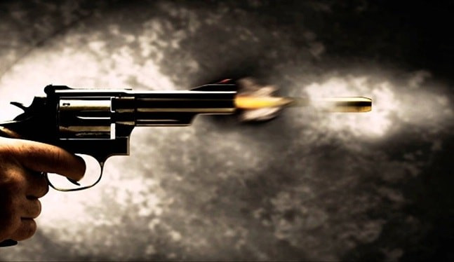 Thời điểm trên, anh Đặng Văn G. đang cùng 1 người bạn ngồi trong sân nhà mình chờ lấy tiền cho thuê nhà. Do không biết mặt Thắng “béo”, vừa thấy anh G. từ khoảng cách 10m, Luân ghé nòng súng qua cổng sắt và bóp cò. Tú “em” cùng đồng bọn thấy thế hô: “Bắn nhầm rồi”, nhưng Luân không nghe tiếng mà tiếp tục nã thêm phát đạn thị uy rồi cùng đồng bọn bỏ chạy. Chuyên án gần như hạ màn khi chỉ còn 1 ngày nữa bước sang năm mới. Trước những hành vi phạm tội của mình nhóm đối tượng đã phải trả giá đắt trước pháp luật. (Ảnh minh họa, nguồn internet)