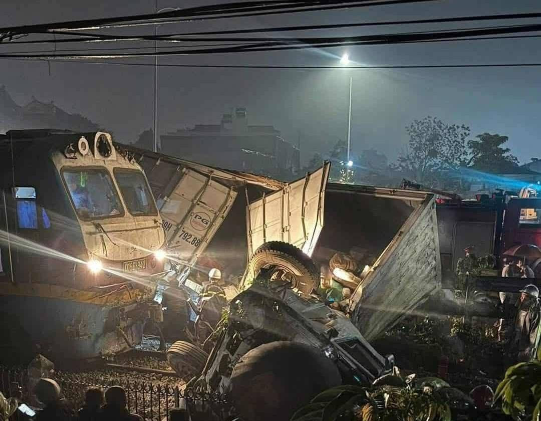 Vụ tai nạn làm nhiều mảnh vỡ văng tung tóe, đường ray tàu hỏa biến dạng.