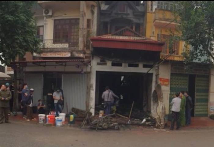 Trong các vụ án hình sự, mỗi dấu vết để lại hiện trường là một phần sự thật mà lực lượng Kỹ thuật Hình sự (KTHS) thường gọi là “nhân chứng câm”. Cũng từ “nhân chứng câm” này mà chỉ sau 24 giờ, lực lượng Công an đã nhanh chóng tìm ra thủ phạm gây ra vụ cháy làm 4 người trong một gia đình tại huyện Khoái Châu, Hưng Yên tử vong thương tâm. (Hiện trường nơi xảy ra sự việc)