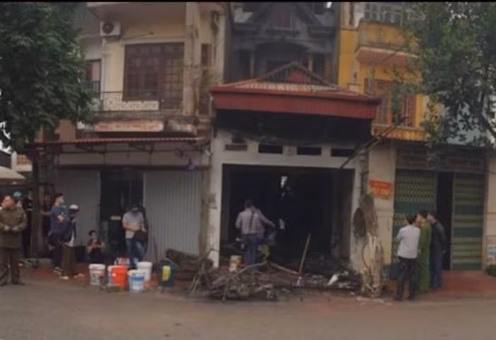 Trong các vụ án hình sự, mỗi dấu vết để lại hiện trường là một phần sự thật mà lực lượng Kỹ thuật Hình sự (KTHS) thường gọi là “nhân chứng câm”. Cũng từ “nhân chứng câm” này mà chỉ sau 24 giờ, lực lượng Công an đã nhanh chóng tìm ra thủ phạm gây ra vụ cháy làm 4 người trong một gia đình tại huyện Khoái Châu, Hưng Yên tử vong thương tâm. (Hiện trường nơi xảy ra sự việc)