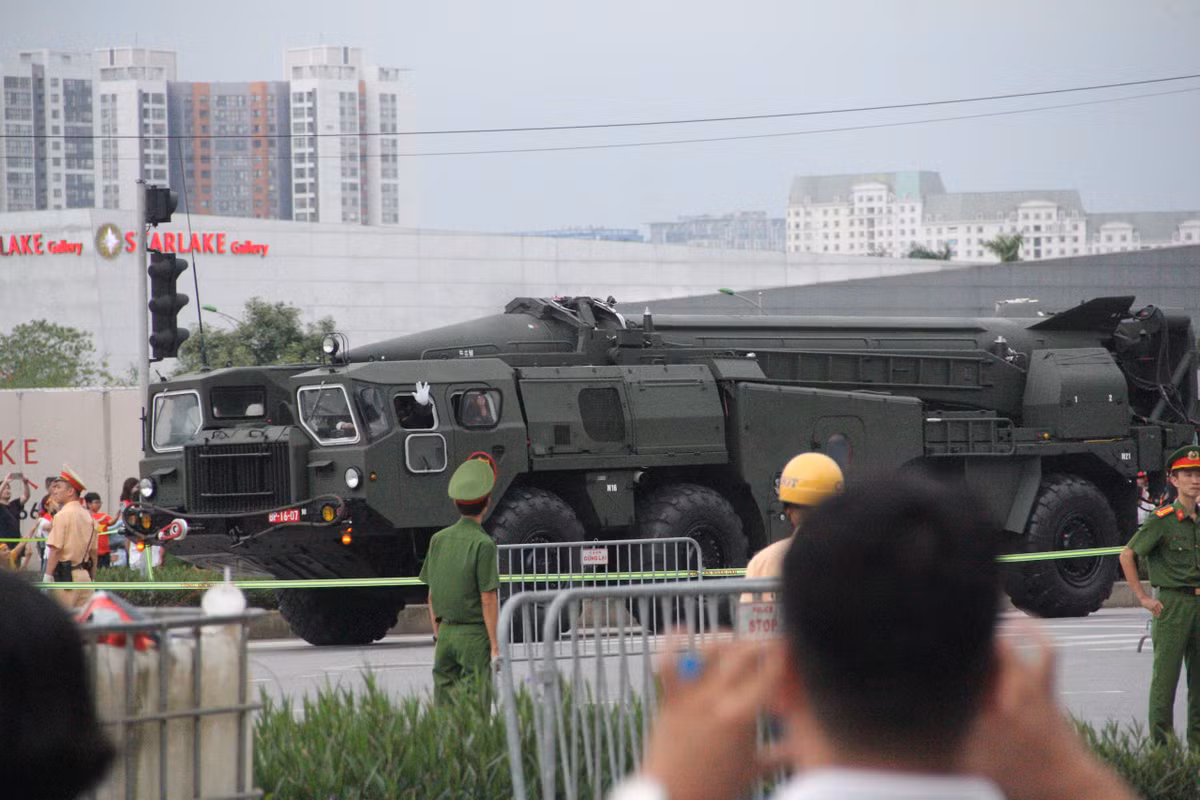 Dự kiến 20h tối nay (24/8), tại quảng trường Ba Đình diễn ra buổi tổng hợp luyện diễu binh, diễu hành Lễ kỷ niệm 80 năm Cách mạng Tháng Tám thành công và Quốc khánh 2/9. Đây là buổi tổng hợp luyện thứ hai trên quảng trường Ba Đình.