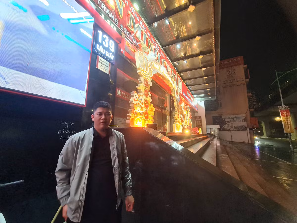 Anh Đức - vị khách đầu tiên - đi đến cửa hàng vàng Bảo Tín Minh Châu trên đường Cầu Giấy (Hà Nội) từ 2h sáng chờ mua vàng lấy may đầu năm. Ảnh: Mạnh Hưng.