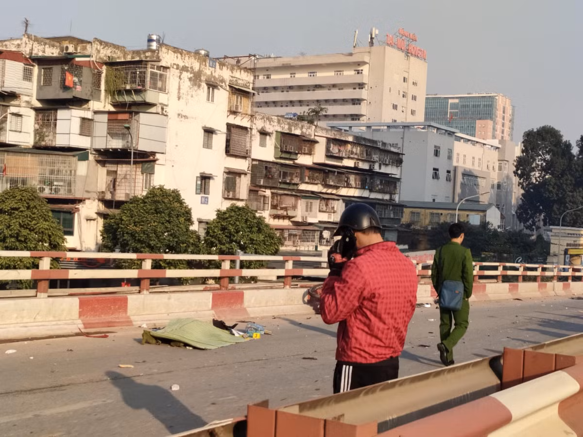 Đến khoảng 7h30 cùng ngày, cảnh sát phong tỏa một chiều cầu vượt Vọng, xe cộ được phân luồng đi phía dưới gây ùn tắc cục bộ.