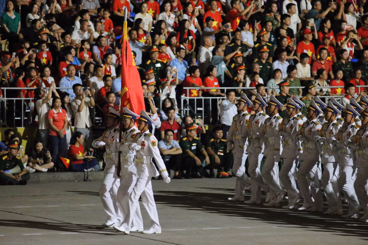 Lực lượng đứng làm nền gồm Tiêu binh Lễ đài và 29 khối đứng (18 khối lực lượng vũ trang đứng đối diện khán đài A; 11 khối quần chúng đứng hai bên các khối lực lượng vũ trang mới được bổ sung từ ngày 21/8). Lực lượng xếp hình, xếp chữ.