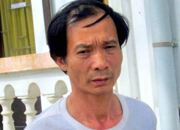 Khi hắn hỏi vay chị L. thì bị từ chối. Từ đây hai người nảy sinh cãi vã. Sáng 1/3, Lợi nhờ chị L chở về nhà. Khi đi tới đoạn đường xã Vĩnh Tuy (huyện Bình Giang, Hải Dương) hai người lại một lần nữa cãi cọ rồi xô xát, vật lộn trên xe. Lợi vớ lấy chiếc kéo trong xe rồi đâm chị L. Bị đâm, chị L cố vùng vẫy, mở cửa xe bỏ chạy ra bên ngoài.