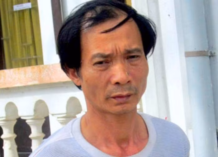 Khi hắn hỏi vay chị L. thì bị từ chối. Từ đây hai người nảy sinh cãi vã. Sáng 1/3, Lợi nhờ chị L chở về nhà. Khi đi tới đoạn đường xã Vĩnh Tuy (huyện Bình Giang, Hải Dương) hai người lại một lần nữa cãi cọ rồi xô xát, vật lộn trên xe. Lợi vớ lấy chiếc kéo trong xe rồi đâm chị L. Bị đâm, chị L cố vùng vẫy, mở cửa xe bỏ chạy ra bên ngoài.