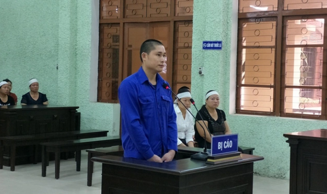 Khi Giáp khất thì bà N không đồng ý và nói sẽ đuổi đi. Giáp đi theo bà N, tới nhà và xin khất, nhưng vẫn bị từ chối nên bực tức vớ cây gỗ đánh mạnh vào đầu, mặt bà N khiến nạn nhân gục xuống đất và tử vong. Giáp lục túi lấy đi hơn 12 triệu đồng rồi bỏ trốn. Với hành vi tàn độc của mình, Giáp đã bị TAND tỉnh Cao Bằng tuyên án tử hình.