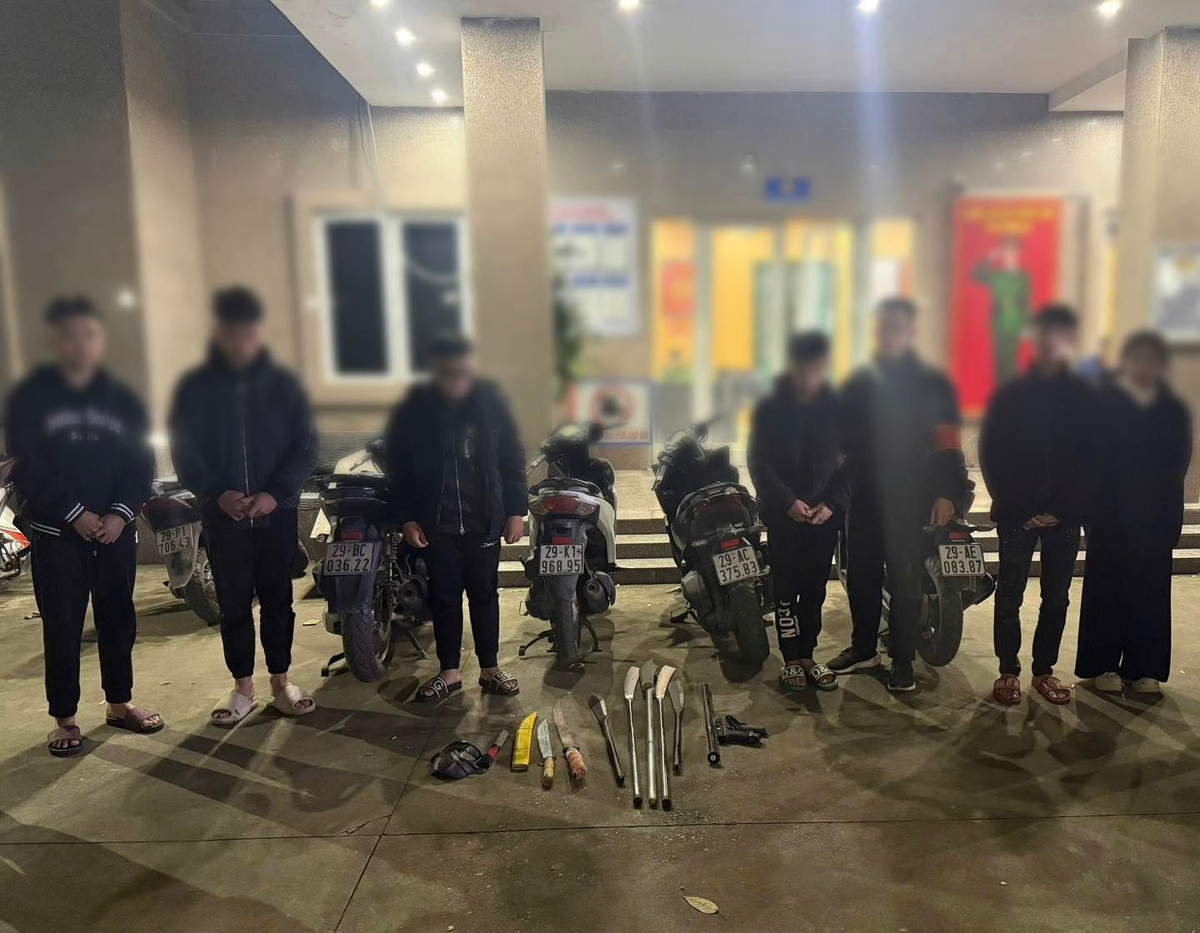 Các đối tượng cùng tang vật tại cơ quan Công an. 56.jpg