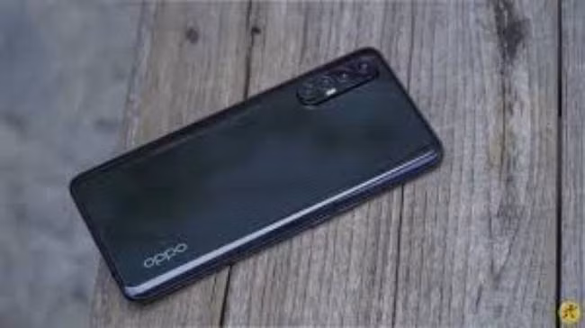 Từ lời khai của người đàn ông cầm cố xe máy, các điều tra viên đã xác định nghi phạm là Vũ Thế Thùy (SN 1986). Thùy là đối tượng không nghề nghiệp ổn định, thời gian gần đây gã có gặp khó khăn về tài chính. Khi các trinh sát tìm đến nơi ở của Thùy, gã đã biến mất, điện thoại cũng tắt. Vào thời điểm này, một người đàn ông đã tìm đến cơ quan công an giao nộp một chiếc điện thoại Oppo cũ mới mua. Kiểm tra nhanh, công an xác định đây là điện thoại của nạn nhân H. Tại phần nhật ký xuất hiện cuộc gọi của Vũ Thế Thùy vào chiều 7/11. Như vậy đã rõ, Thùy nhiều khả năng chính là người đã đi cùng chị H trước khi nạn nhân bị giết. (Ảnh minh họa, nguồn internet)