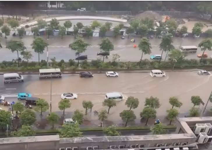 Tại đường Võ Chí Công đường cũng ngập sâu.