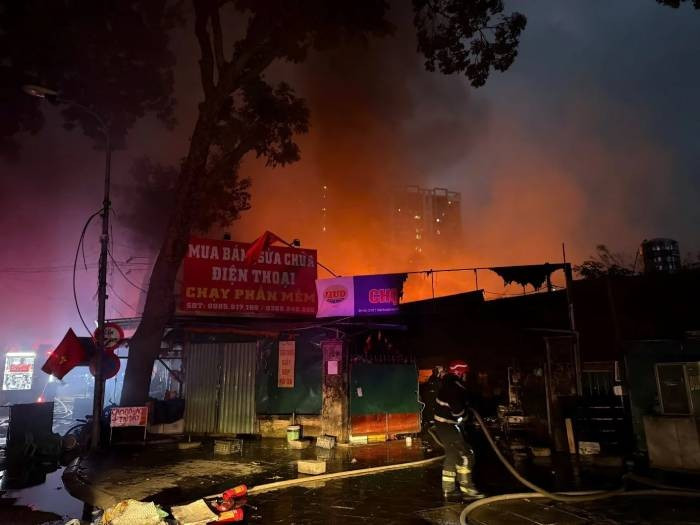 Hiện nguyên nhân và thiệt hại về tài của vụ cháy đang thống kê, điều tra, làm rõ.