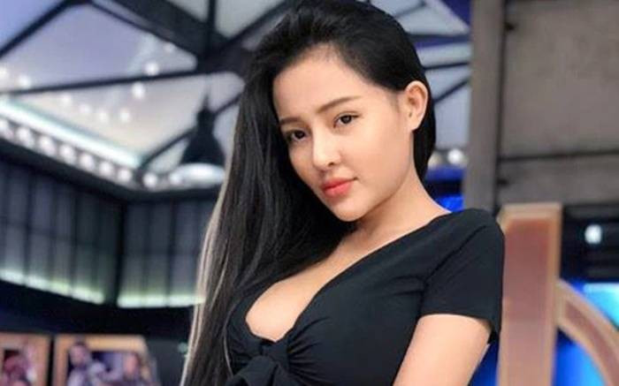 Năm 2017, Ngân 98 đăng ký tham gia cuộc thi Gương mặt thương hiệu nhưng sau đó rút lui với lý do “sức khỏe không đảm bảo và không chịu nổi áp lực”. Cùng năm, cô góp mặt trong phim Xóm trọ thiên đường của đạo diễn Dương Hoàng Vinh và tham gia MV Nhớ làm gì một người như anh của ca sĩ Quang Hà.