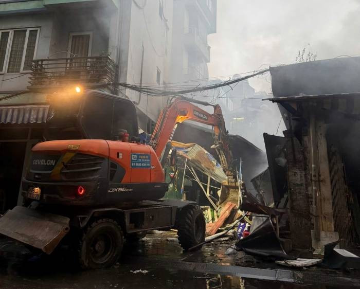 Đến khoảng 5 giờ 14 phút cùng ngày, đám cháy cơ bản được dập tắt, các tổ công tác tiếp tục triển khai dập tàn và làm mát các cấu kiện để phòng ngừa cháy bùng phát trở lại. Nhờ công tác chữa cháy kịp thời đã cứu được hàng trăm mét vuông các ki- ốt chợ và hàng chục nhà dân xung quanh.