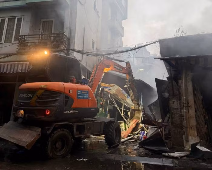 Đến khoảng 5 giờ 14 phút cùng ngày, đám cháy cơ bản được dập tắt, các tổ công tác tiếp tục triển khai dập tàn và làm mát các cấu kiện để phòng ngừa cháy bùng phát trở lại. Nhờ công tác chữa cháy kịp thời đã cứu được hàng trăm mét vuông các ki- ốt chợ và hàng chục nhà dân xung quanh.