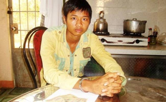 Với sự dày dạn kinh nghiệm, sau khi quan sát thái độ của Thuận, tổ điều tra án đã xác định Thuận chính là hung thủ gây án. Sau gần một ngày xác minh những lời khai của Thuận không có cơ sở. Tiếp tục đấu tranh, cuối cùng đối tượng đã tự khai thật rằng đã sát hại ông Ngãi để cướp tài sản. Theo đó, do thiếu tiền trả nợ chơi game online, khi thấy ông Ngãi đi mua ve chai ngang qua nhà, Thuận đã giả vờ gọi ông lại bán dây đồng. Rồi khi ông Ngãi chạy xe máy cùng Thuận vào sâu trong khu rừng muồng để lấy dây đồng, Thuận đã dùng cây gỗ đánh gục nạn nhân.