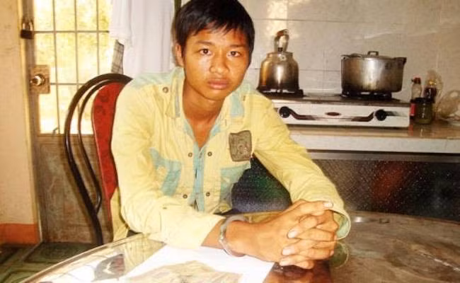 Với sự dày dạn kinh nghiệm, sau khi quan sát thái độ của Thuận, tổ điều tra án đã xác định Thuận chính là hung thủ gây án. Sau gần một ngày xác minh những lời khai của Thuận không có cơ sở. Tiếp tục đấu tranh, cuối cùng đối tượng đã tự khai thật rằng đã sát hại ông Ngãi để cướp tài sản. Theo đó, do thiếu tiền trả nợ chơi game online, khi thấy ông Ngãi đi mua ve chai ngang qua nhà, Thuận đã giả vờ gọi ông lại bán dây đồng. Rồi khi ông Ngãi chạy xe máy cùng Thuận vào sâu trong khu rừng muồng để lấy dây đồng, Thuận đã dùng cây gỗ đánh gục nạn nhân.