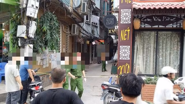 Nghe tiếng súng nổ, anh H chỉ kịp rồi bỏ chạy thục mạng vào ngõ 23 Nguyễn Thị Định mà chẳng biết vì sao mình bị bắn. Nhóm người trên xe đuổi theo sát nút. Đến nhà nghỉ Nam Cường 2, cả nhóm dừng lại, chĩa súng bắn thêm nhiều phát vào khu vực lễ tân khiến anh Lường Văn L (nhân viên nhà nghỉ) chết tại chỗ. Thấy tiếng huyên náo, một người dân trong ngõ ra hỏi cũng bị đối tượng chĩa súng bắn một phát, gây thương tích. Gây án xong, cả nhóm người lạ mặt lên xe và rời khỏi hiện trường. (Con ngõ nơi xảy ra sự việc)