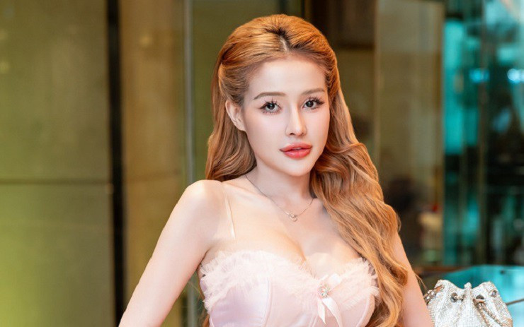 Ngân 98, tên thật là Võ Thị Ngọc Ngân, sinh ngày 19/1/1998 tại Bình Định, hiện sinh sống và làm việc tại TP HCM. Cô là gương mặt quen thuộc với cộng đồng mạng Việt Nam trong nhiều năm qua, không chỉ bởi ngoại hình nổi bật mà còn vì hàng loạt ồn ào gắn liền với tên tuổi.