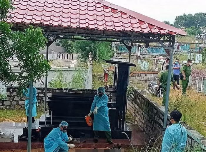 Nhanh chóng kết nối, xác minh, Công an huyện Thủy Nguyên đã xác định danh tính nạn nhân là ông Vũ Trọng N., sinh 1937, làm nghề xe ôm. Kết quả khám nghiệm cho thấy, hiện trường chính của vụ án là khu vực bãi cỏ đầu hồi nhà quản trang. Hung thủ đã thực hiện hành vi cực kỳ dã man, để lại hàng chục nhát đập do vật tày có góc cạnh gây nên ở vùng gáy, đầu và mặt nạn nhân. Cơ quan điều tra đã xác định rõ dấu hiệu của một vụ án hình sự giết người, cướp tài sản mang tính chất đặc biệt nghiêm trọng. (Ảnh minh họa, nguồn internet)