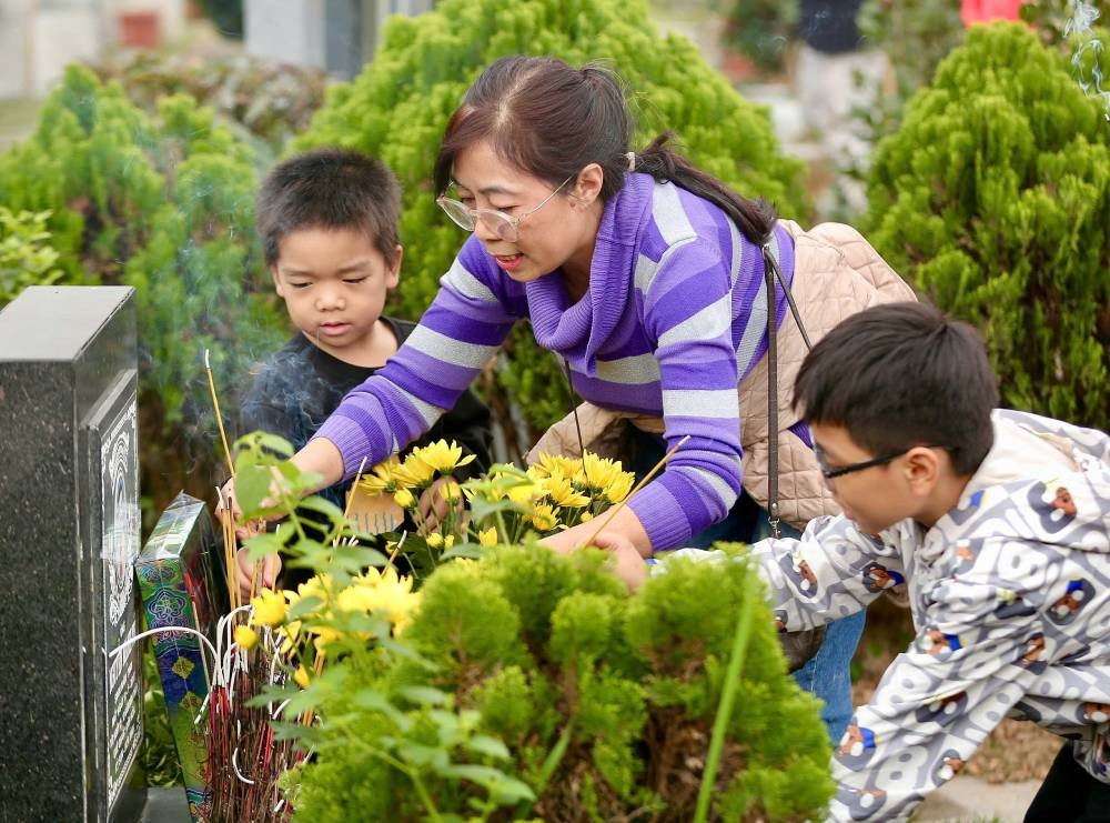 Theo Đại đức Thích Trí Thịnh, Trụ trì Kim Sơn Lạc Hồng, tục tảo mộ và tạ mộ của người Việt đã có từ rất lâu đời. Hằng năm, khi Tết đến xuân về, các gia đình trở về nơi an táng tổ tiên để dọn dẹp, sửa sang mộ phần, phát quang cây cỏ, thể hiện lòng hiếu thảo của con cháu. Đây cũng là dịp mời ông bà, tổ tiên về sum vầy cùng con cháu trong những ngày đầu năm mới.