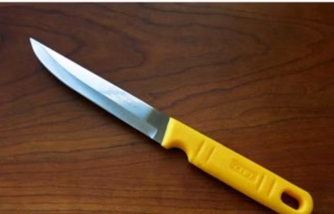 Lâm đi xe máy đến nhà ông S hỏi thuê phòng, trước đó, gã đã mua một con dao giấu trong người. Gã còn lấy cát trộn với ớt bột để làm công cụ. Đến 21h ngày 7/4, Lâm mò lên phòng ông S, thấy người này đang nằm, Lâm giả vờ nhờ nạn nhân gọi hộ cuộc điện thoại. Lợi dụng lúc ông S bấm số, mất cảnh giác, Lâm lấy nắm cát trộn ớt bột ra ném thẳng vào mặt ông này. (Ảnh minh họa, nguồn internet)