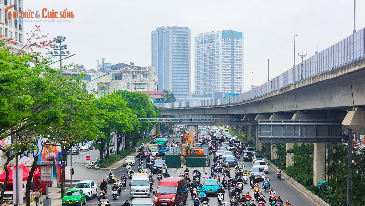 Người và phương tiện di chuyển những vị trí này gặp rất nhiều khó khăn, nhất là vào giờ cao điểm.