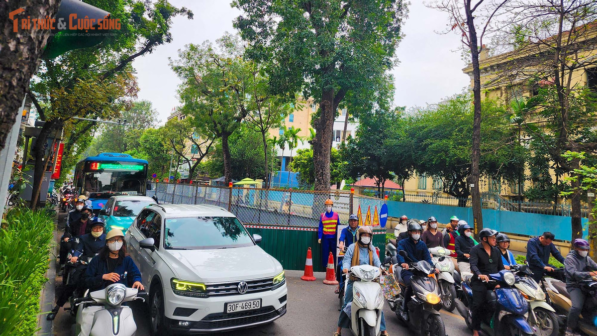 Tình trạng ùn ứ không chỉ xảy ra ở đường Nguyễn Trãi, mà tại đường Quang Trung (phường Cửa Nam, Hà Nội) cũng cùng chung hoàn cảnh. Lô cốt rào chắn, chiếm dụng hơn 1/3 lòng đường Quang Trung khiến giao thông ùn tắc kéo dài vào giờ cao điểm.
