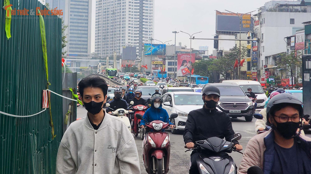Tại nút giao Nguyễn Trãi - Giáp Nhất vỉa hè, lòng đường bị lô cốt chiếm dụng khiến người đi bộ phải tràn xuống lòng đường, di chuyển ngược chiều gây gia tăng áp lực giao thông... Mặt đường bị thu hẹp, các làn xe bị dồn lại, khiến việc lưu thông trở nên khó khăn.