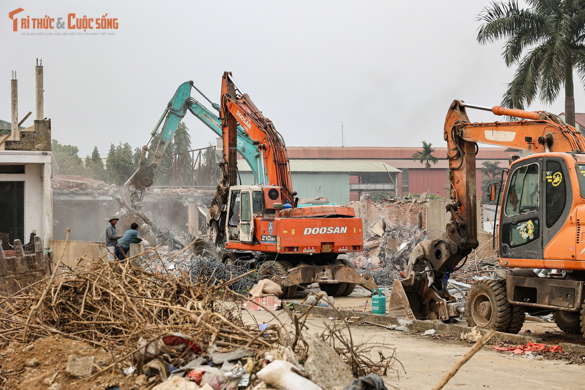 Máy móc cùng lực lượng công nhân đang được huy động, khẩn trương triển khai công tác phá dỡ, phấn đấu sớm hoàn tất việc bàn giao mặt bằng, đáp ứng tiến độ thi công dự án.