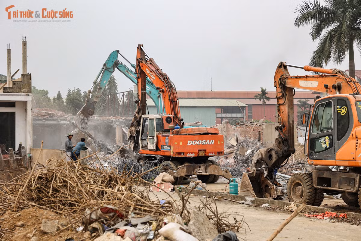 Máy móc cùng lực lượng công nhân đang được huy động, khẩn trương triển khai công tác phá dỡ, phấn đấu sớm hoàn tất việc bàn giao mặt bằng, đáp ứng tiến độ thi công dự án.