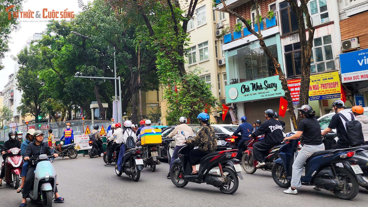 Theo Sở Xây dựng Hà Nội, việc rào chắn tại phố Quang Trung nhằm xây dựng hệ thống thoát nước phố Quang Trung, Quán Sứ giải quyết chống ngập úng khu vực phố Phan Bội Châu - Lý Thường Kiệt và khu phố cổ.