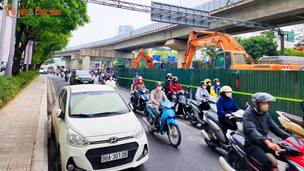 Ghi nhận trên đường Nguyễn Trãi, đoạn từ Royal City đến nút giao Nguyễn Trãi - Vũ Trọng Phụng (gần 800m), nhà thầu rào chắn cố định bằng rào từng phân đoạn 20-30m, bề rộng đào đường 4,6m, bề rộng rào chắn 5,6m để thi công cống hộp. Bề rộng mặt đường chiều từ Ngã Tư Sở đi Vành đai 3 còn lại khoảng 5-12m mỗi bên để phương tiện lưu thông.