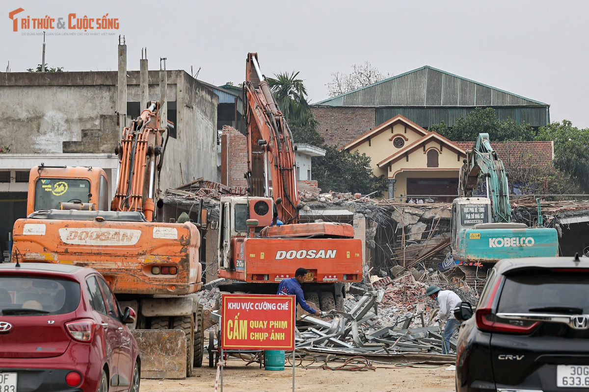 Theo người dân nơi đây cho biết, khi nhận được thông tin triển khai tuyến metro Văn Cao – Hòa Lạc, đa số người dân trong khu vực đều đồng thuận, sẵn sàng di dời để tạo điều kiện cho công tác giải phóng mặt bằng. Tuy nhiên, do nhiều hộ chưa có giấy chứng nhận quyền sử dụng đất nên mức đền bù còn hạn chế. Người dân bày tỏ mong muốn dự án sớm được triển khai, hoàn thành đúng tiến độ để việc di chuyển vào trung tâm thành phố thuận tiện hơn.