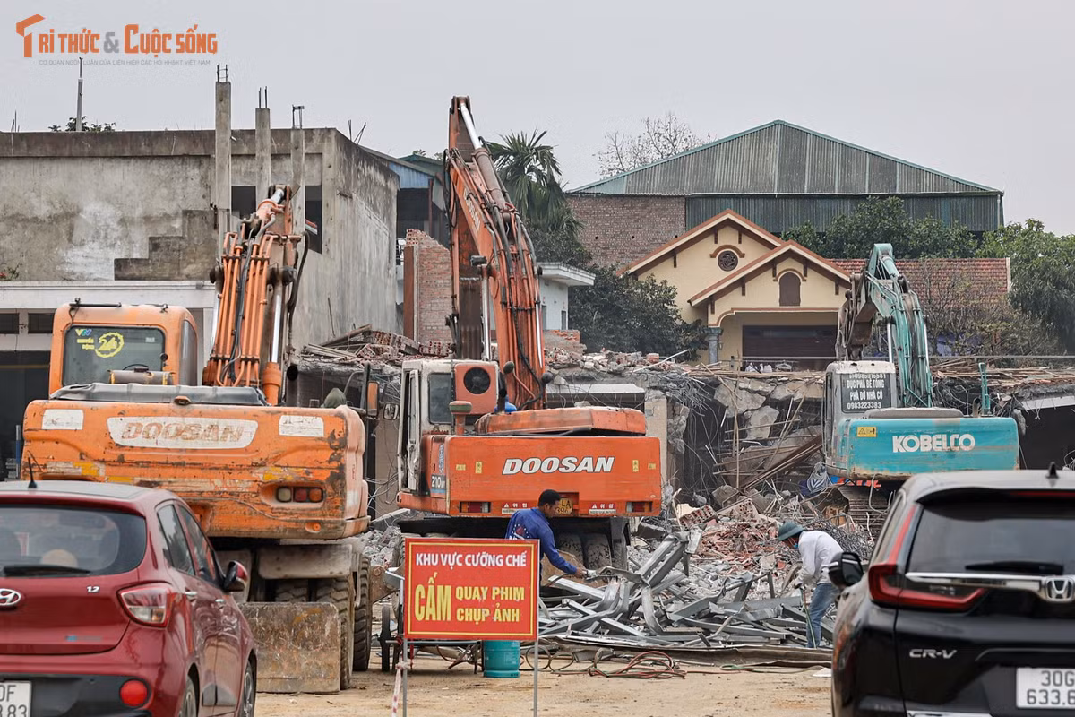 Theo người dân nơi đây cho biết, khi nhận được thông tin triển khai tuyến metro Văn Cao – Hòa Lạc, đa số người dân trong khu vực đều đồng thuận, sẵn sàng di dời để tạo điều kiện cho công tác giải phóng mặt bằng. Tuy nhiên, do nhiều hộ chưa có giấy chứng nhận quyền sử dụng đất nên mức đền bù còn hạn chế. Người dân bày tỏ mong muốn dự án sớm được triển khai, hoàn thành đúng tiến độ để việc di chuyển vào trung tâm thành phố thuận tiện hơn.