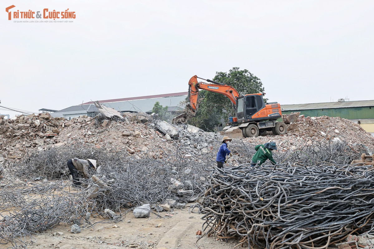 Cùng với đó, công tác khảo sát địa chất phần ngầm đã hoàn thành, các hạng mục còn lại đang được đẩy nhanh và dự kiến hoàn tất trong tháng 4 để phục vụ lập hồ sơ thiết kế bản vẽ thi công.