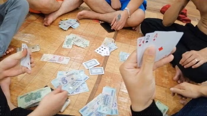 Lần đó Công nhận bản án 10 năm tù giam. Năm 2002 được trả tự do, Công lấy vợ rồi vào Bình Dương lập nghiệp. Mấy năm ở miền đất mới, gã tiếp tục không chịu làm ăn, suốt ngày chỉ rượu chè, cờ bạc. Gia cảnh vì thế mà ngày càng khốn khó. Gã lùng mua súng rồi lên danh sách trả thù một số người ở quê. Trong “danh sách tử thần”, ngoài một số người đã tố giác các hoạt động cướp bóc của Công còn có tên của hai chiến sĩ cảnh sát đã bắn hạ hắn. (Ảnh minh họa, nguồn internet)