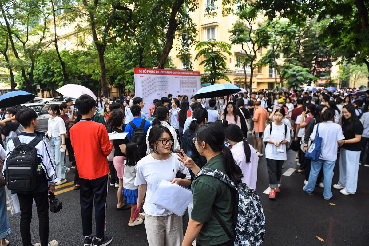 Một em học sinh cho hay: "Đối với em, đề thi năm nay dễ hơn tưởng tượng. Chỉ có môn Tiếng Anh là hơi khó, nhưng em làm được hết, không bỏ câu nào. Cảm giác rất vui và nhẹ nhõm".