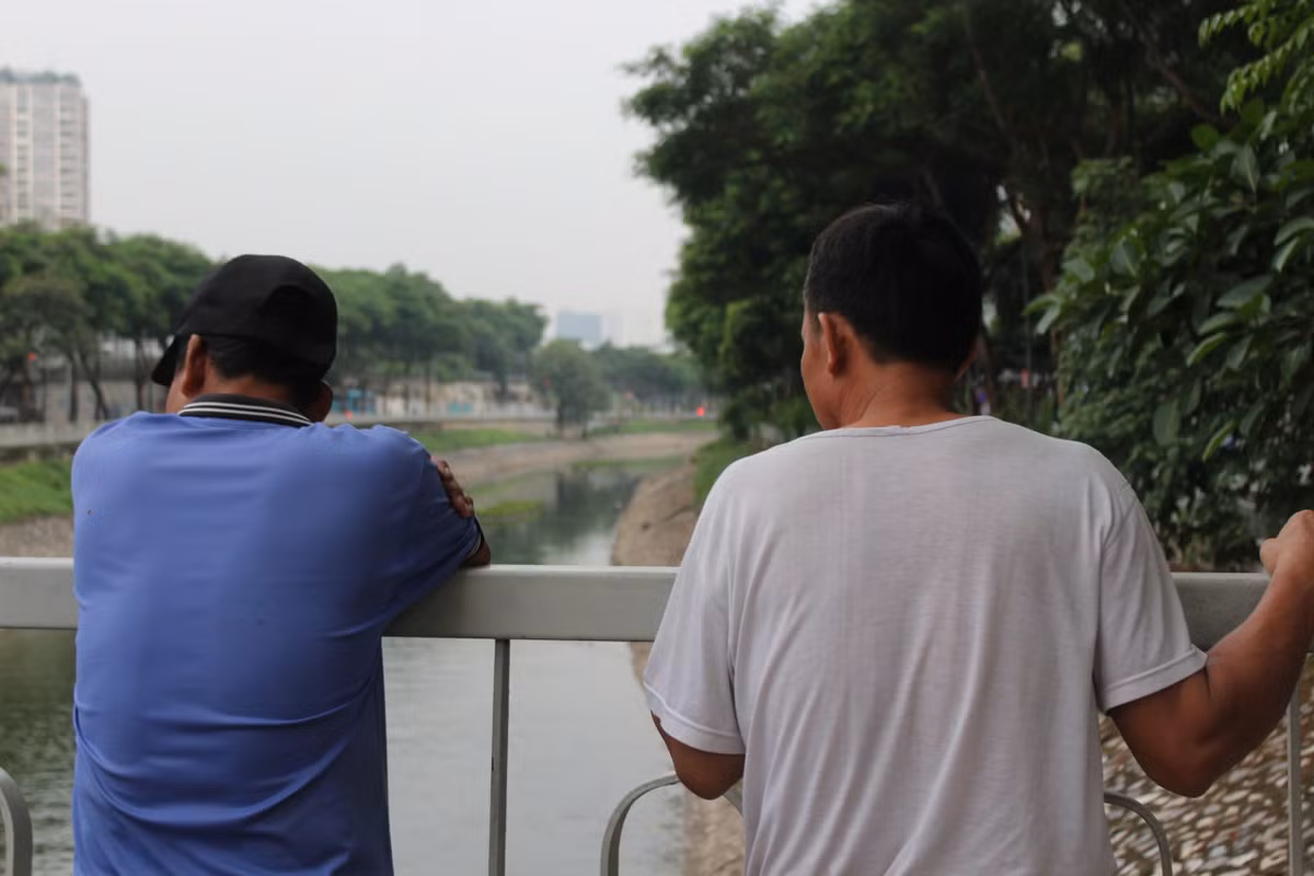 Một người dân gần khu vực sông cũng chia sẻ: ""Khi nghe tin hôm nay nước từ Hồ Tây được xả vào sông Tô Lịch, ban đầu tôi nghĩ sẽ phải mất khá lâu thì dòng sông mới sạch trở lại. Nhưng chiều nay ra tận nơi mới thấy sự thay đổi của dòng sông này nhanh như nào. Vào mùa oi nóng người dân chúng tôi sống tại nơi đây sẽ không phải chịu mùi hôi thối bốc lên từ sông nữa".