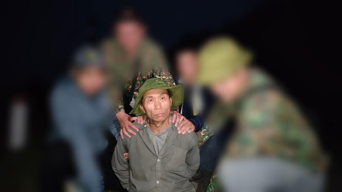 Sau nhiều ngày kiên trì lần theo dấu vết kẻ tấn công, chiều tối ngày 31/5/2023, các trinh sát đã phát hiện một bóng người thoáng di chuyển trong rừng, tiến gần về phía khu miếu hoang. Vừa thấy lực lượng chức năng, đối tượng quay đầu bỏ chạy rồi bất ngờ rút ra một con dao nhọn dài, sẵn sàng chống trả quyết liệt. Trước thái độ hung hãn của đối tượng, tổ công tác từng bước áp sát, tước đoạt vũ khí, khống chế và bắt giữ thành công.