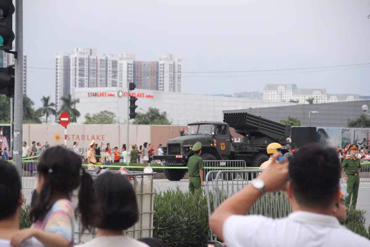 Lực lượng chức năng được bố trí làm nhiệm vụ điều tiết giao thông, đảm bảo an toàn tuyệt đối trong suốt quá trình đoàn xe di chuyển về nơi tập kết.