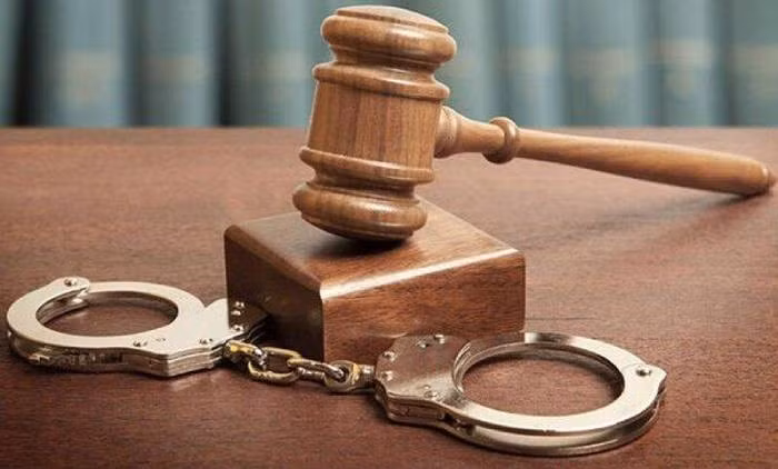 Những lần xuất hiện tại quê nhà của Chính đã nhanh chóng được các trinh sát Phòng Cảnh sát truy nã (PC52) Công an tỉnh thu thập đầy đủ để chuẩn bị kế hoạch bắt giữ. Ngày 26/8/2012, Chính bắt xe từ Sơn La về lại Nghĩa Lộ để thăm vợ con thì bị bắt. Ngày 30/8/2013, TAND tỉnh Đồng Nai đưa vụ án ra xét xử, Chính bị tuyên phạt mức án tử hình và bị thi hành án vào ngày 20/7/2017. (Ảnh minh họa, nguồn internet)