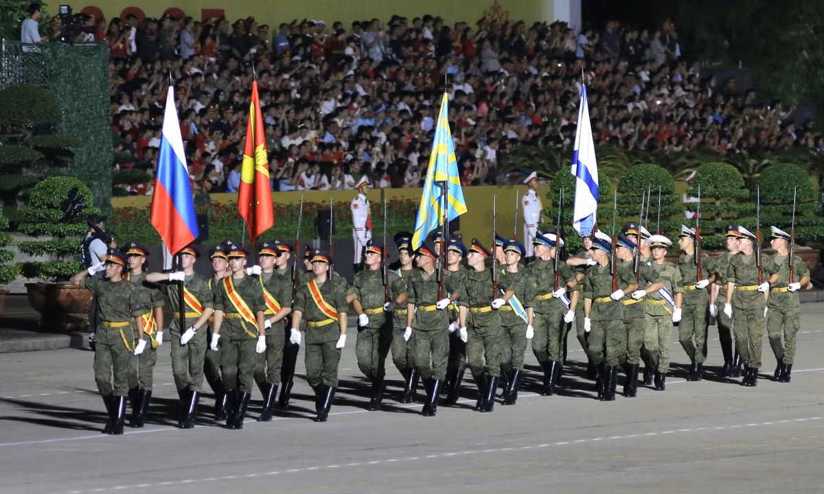 Khối quân nhân Nga, Lào, Campuchia tổng hợp luyện diễu binh, diễu hành lần 2 tại Quảng trường Ba Đình, Hà Nội.