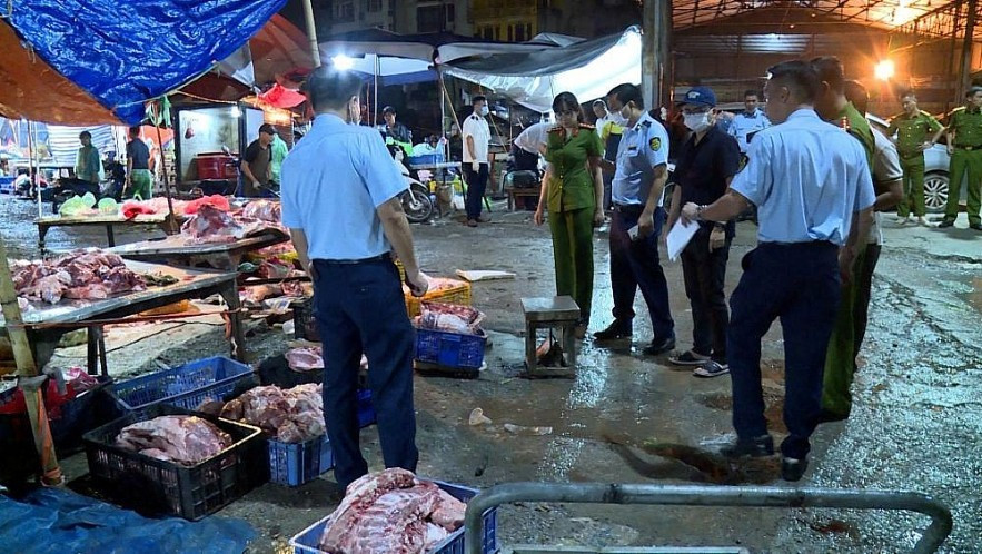 Các lực lượng chức năng tiến hành kiểm tra đột xuất kiot của các đối tượng. 6.jpg