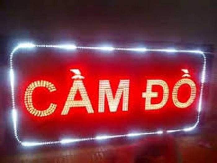 Tuy nhiên, thời gian sau do hết việc nên Tám được cho nghỉ. Cũng lúc này, chiếc xe máy của bà H bị mất sau khi tử vong được tìm thấy ở một tiệm cầm đồ trên địa bàn tỉnh Vĩnh Phúc. Chủ tiệm cầm đồ cho biết, giữa ảnh của Tám và gã đến bán xe với giá 5 triệu đồng có nhiều đặc điểm trùng khớp với nhau. Tám chính thức trở thành nghi can số 1 của vụ án. Khi tổ công tác của Công an tỉnh Hải Dương về Sơn Dương thì Tám không còn ở nhà. Theo chính quyền địa phương, Tám là đối tượng không nghề nghiệp ổn định, đam mê cờ bạc, gã từng bị gọi ra xã để "răn đe" trong quá khứ. (Ảnh minh họa, nguồn internet)